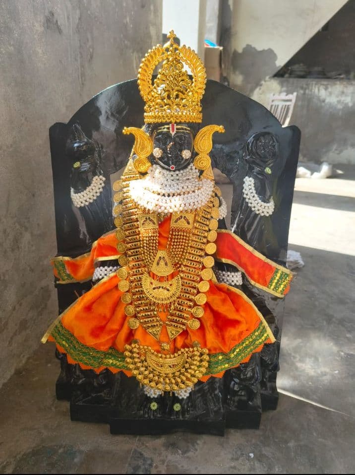Artisan carving murti